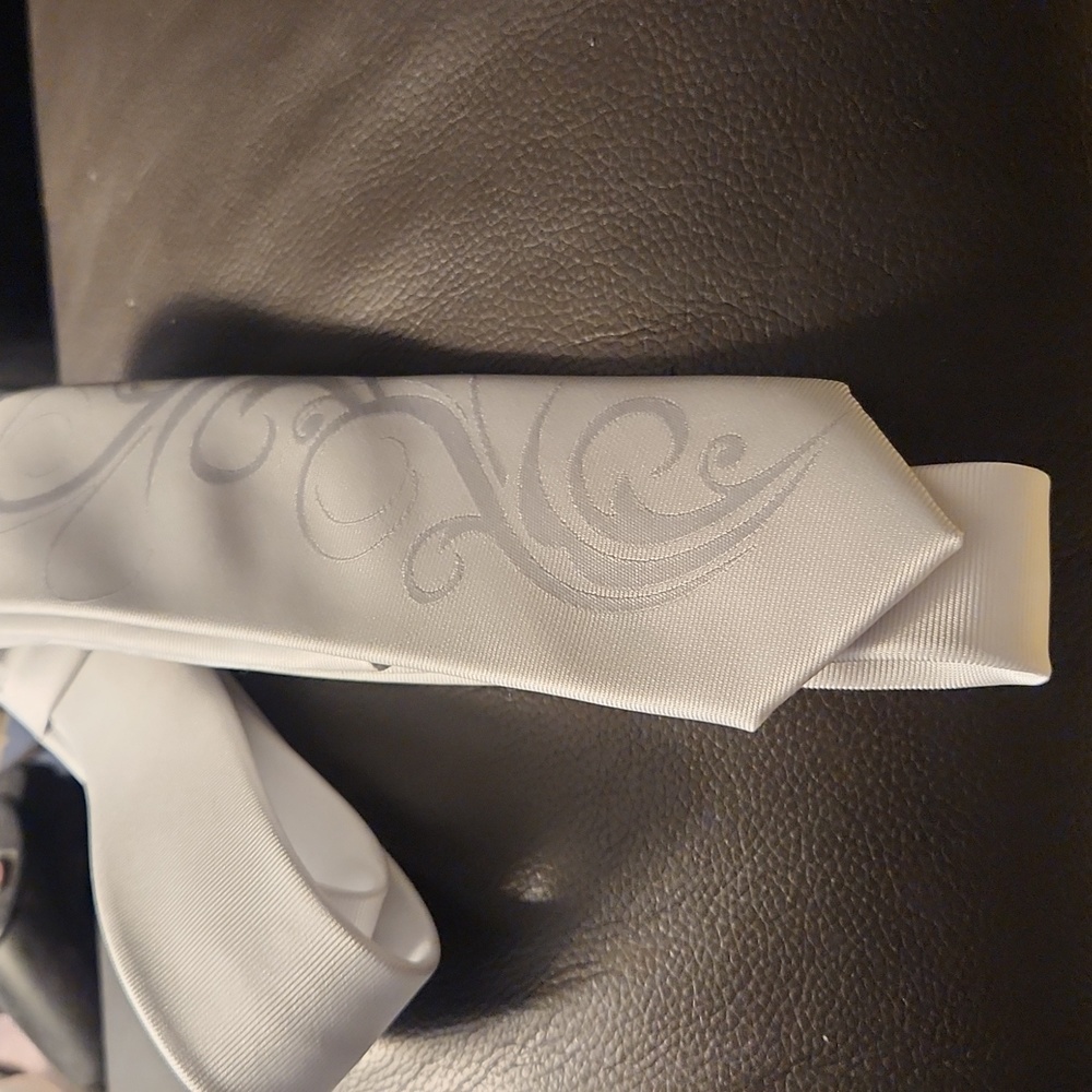 Never worn! Le Chateau tie white